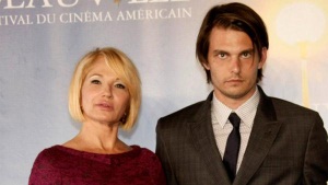 Ellen Barkin junto a Levinson, quien se dice son novios